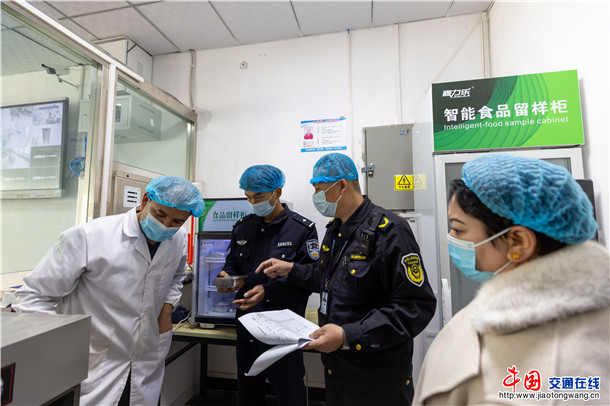 3月4日，新疆维吾尔自治区叶城县公安局联合市场监督管理局、卫健委、教育局、财政局等相关职能部门，深入辖区多所中小学、幼儿园食堂，开展食品安全专项排查整治及普法宣传活动。 (8)