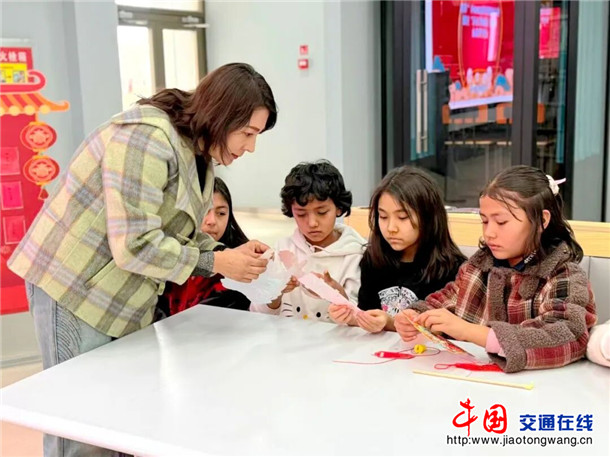 工作人员指导学生制作灯笼。艾孜再姆 摄