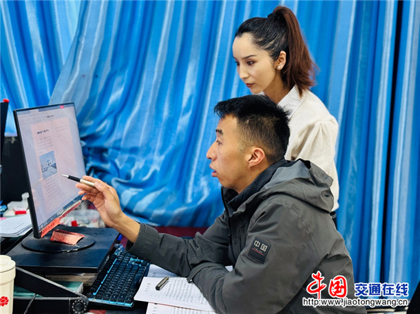 彭泉与同事交流工作。娜扎凯提 摄