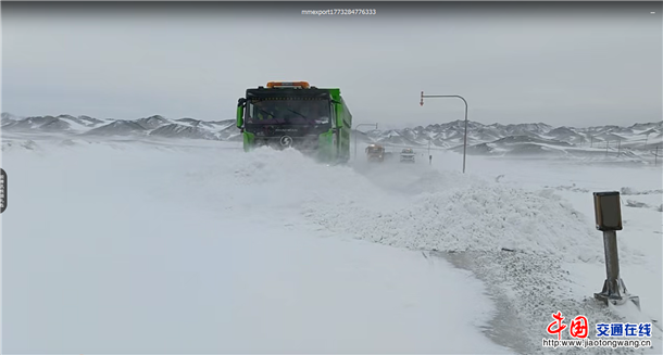 哈密公路事业发展中心巴里坤养护所开展除雪作业1