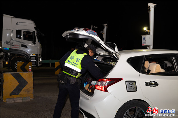 叶城公安成功查获一起非法运输烟草制品案件 (1)