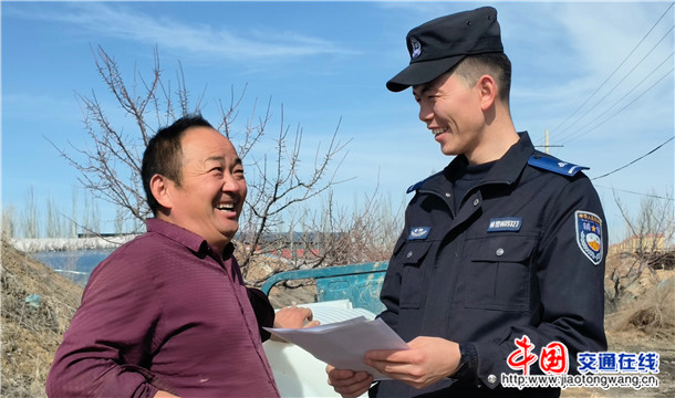 图二：3月9日，伊宁县公安局阿乌利亚乡派出所为农机手赵海普及作业安全事项