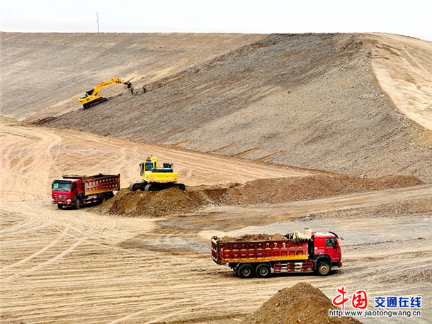 平整调节池。娜扎凯提 摄 (2)