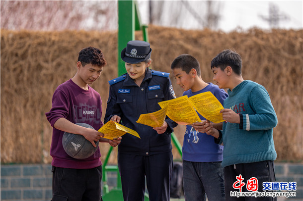 3月21日,在如织的赏花人流中,一抹抹“藏蓝”身影穿梭其间,叶城县公安局民警辅警一边守护群众出行安全,一边开展流动普法宣传,用温情与坚守为明媚的春光增添了一笔安心的“警”色。买买提艾则孜·吐拉买提 摄 (4) 3月21日,在如织的赏花人流中,一抹抹“藏蓝”身影穿梭其间,叶城县公安局民警辅警一边守护群众出行安全,一边开展流动普法宣传,用温情与坚守为明媚的春光增添了一笔安心的“警”色。买买提艾则孜·吐拉买提 摄 (4)
