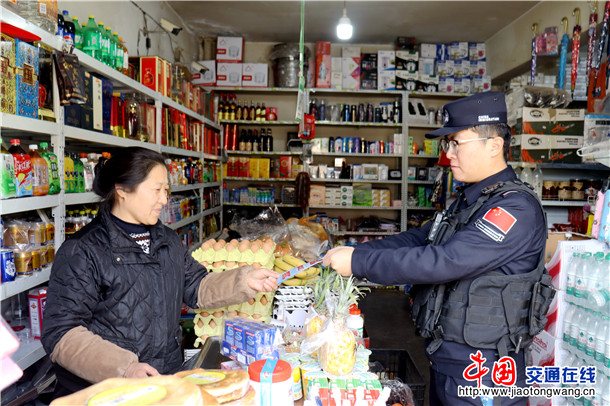 民警向商户老板发放宣传单 民警向商户老板发放宣传单