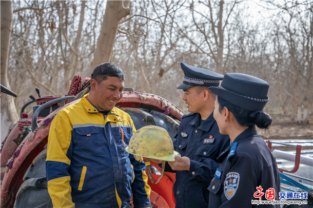 3月26日,叶城县公安局立足公安职能,靠前服务,深化“田间警务”,组织警力下沉一线,以流动的藏蓝身影全力护航春耕生产,以忠诚担当守护群众的“粮袋子”和“幸福田”,为乡村振兴注入坚实平安力量。 (8) 3月26日,叶城县公安局立足公安职能,靠前服务,深化“田间警务”,组织警力下沉一线,以流动的藏蓝身影全力护航春耕生产,以忠诚担当守护群众的“粮袋子”和“幸福田”,为乡村振兴注入坚实平安力量。 (8)