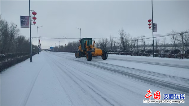 图为：独山子养护所开展除雪作业 摄影： 古丽斯木·木合塔白克