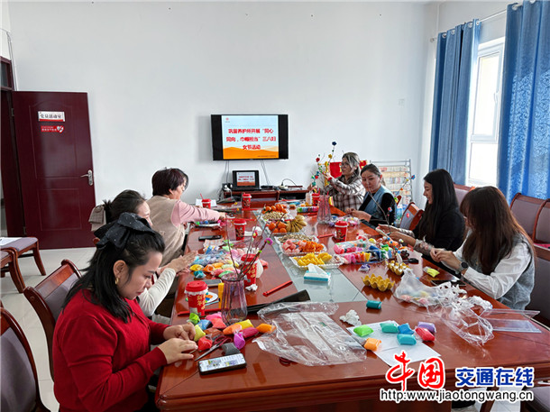 开展橡皮泥创意手工花制作活动