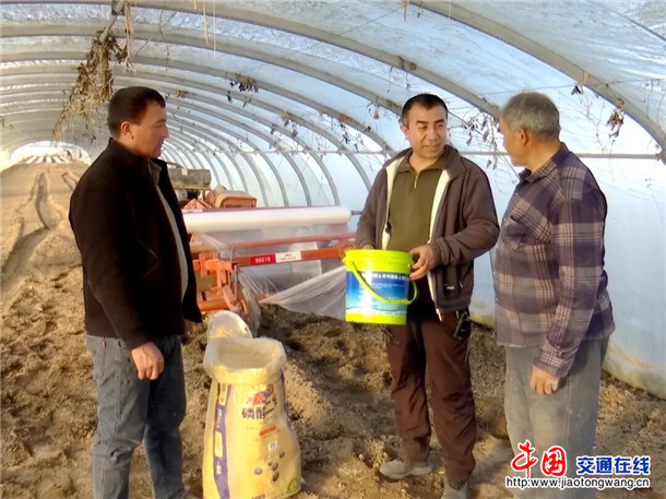 开展施肥。郑涛 摄