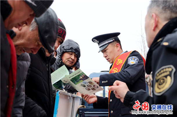 图二:3月11日,伊宁县黄公巴扎普法宣传服务队为商贩和农牧马普法 图二:3月11日,伊宁县黄公巴扎普法宣传服务队为商贩和农牧马普法