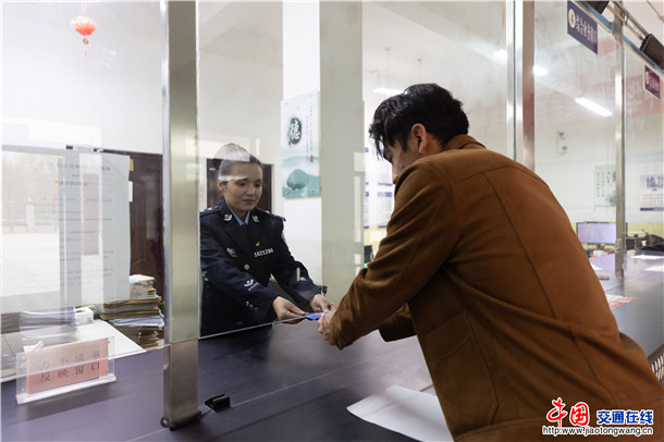 姑丽克孜·吐尔洪为群众办理疑难业务