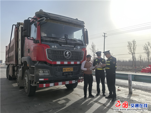 2026年3月10日，阿拉尔执法大队联合农一师交通局在G580线开展联合执法行动，对驾驶员发放交通安全宣传资料 (2)