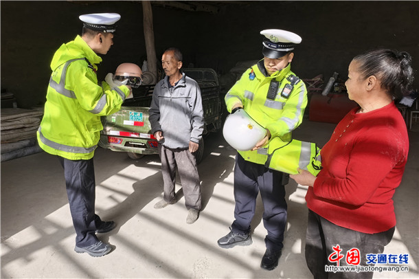 3月4日，轮台县公安局交通管理大队组织民警辅警开展“学雷锋·送温情”活动，现场为老人们送上头盔、反光背心等交管特色礼品。张麒龙 摄