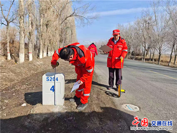 石河子公路事业发展中心泉水地养护所扎实推进春季路况调查及基础数据复核工作1