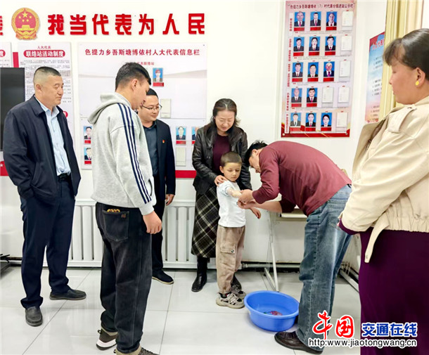 测量取型。色提力乡吾斯塘博依村 供