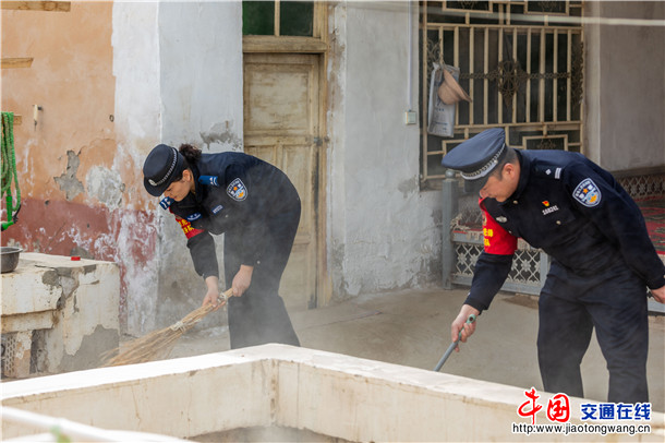 3月5日，新疆叶城县公安局依力克其乡派出所组织党员先锋队，深入辖区村组开展 “学雷锋、践初心、暖民心” 主题志愿服务 (3)