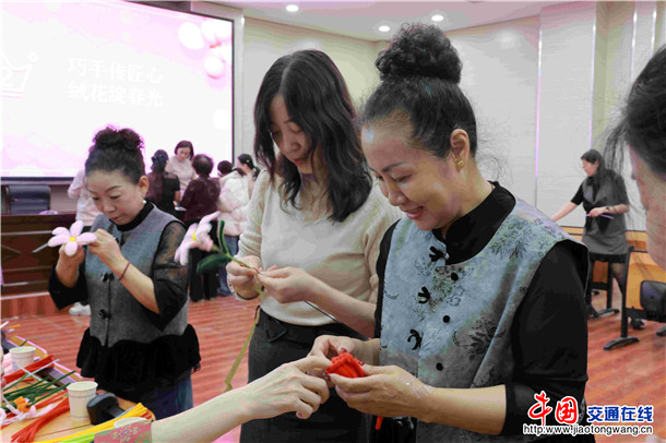 退休职工与在职职工共同做绒花