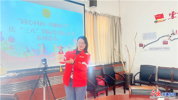 图为：独山子养护所庆“三八”国际劳动妇女节活动——琉璃花灯制作 摄影：那地拉姆·吾米提