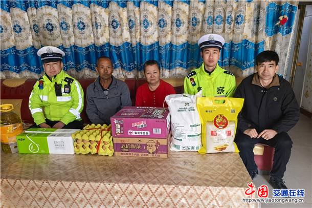 3月4日，轮台县公安局交通管理大队民警辅警深入辖区老人家中开展“学雷锋·送温情”活动，为老人送上米面等生活物资。张麒龙 摄
