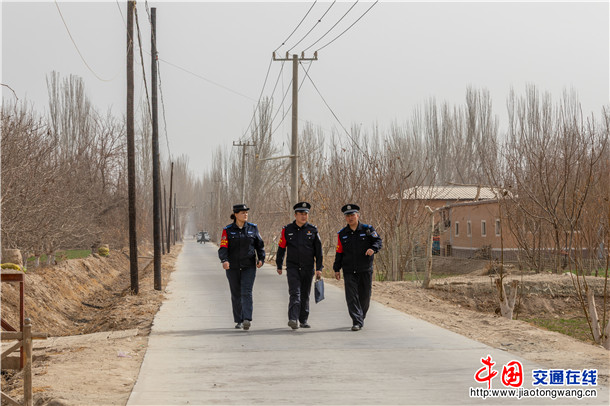 3月5日，新疆叶城县公安局依力克其乡派出所组织党员先锋队，深入辖区村组开展 “学雷锋、践初心、暖民心” 主题志愿服务 (1)