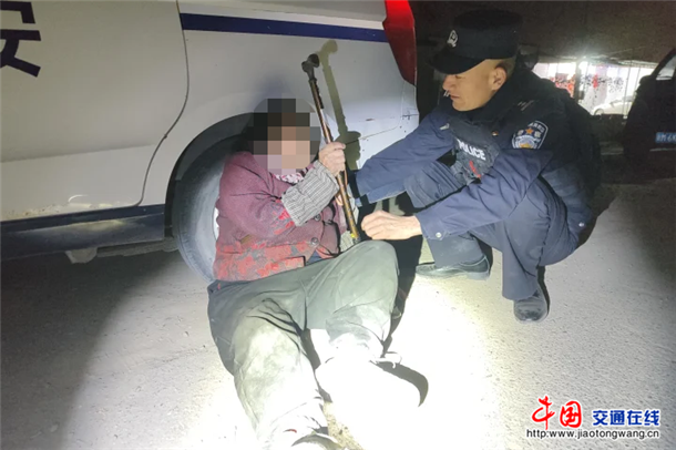 3月21日晚,轮台县公安局阿克萨来乡派出所民警救助一名摔伤老人。祝传华 摄 3月21日晚,轮台县公安局阿克萨来乡派出所民警救助一名摔伤老人。祝传华 摄