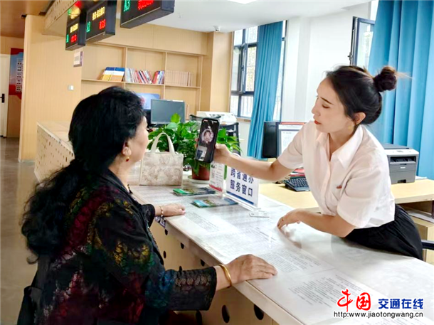 帮助群众进行人脸识别线上认证。县社保中心 供