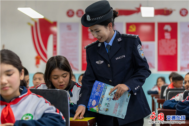 3月2日，新疆维吾尔自治区叶城县公安局组织民辅警深入辖区各中小学，开展“开学第一课”安全普法宣传活动，将法治知识与安全技能精准送达师生身边，以藏蓝力量为新学期平安开学筑牢屏障。 (4)