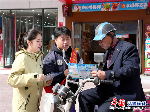 讲解节水常识。毕庆琦 摄