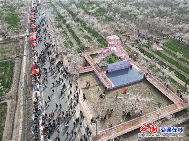 航拍艾古斯乡分会场。喀伍力江 摄