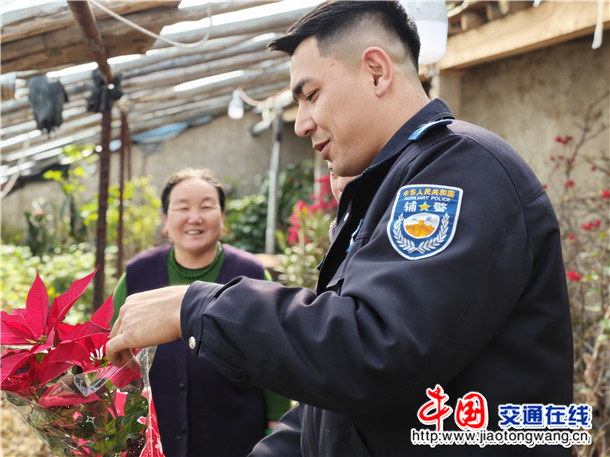 图四：3月10日，伊宁县公安局维吾尔玉其温镇派出所民辅警为农户清理大棚