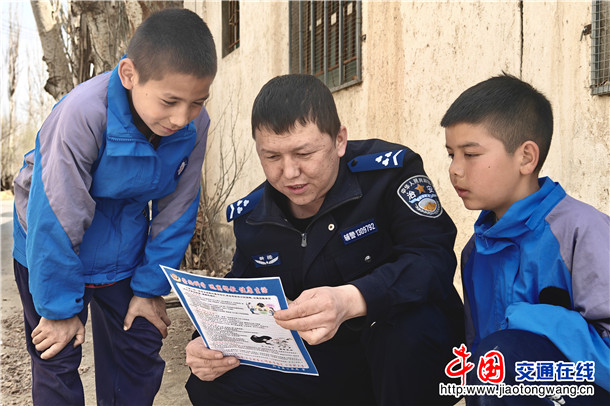 3月24日,轮台县公安局哈尔巴克乡派出所民警辅警向辖区学生普及讲解邪教危害。张尧 摄 3月24日,轮台县公安局哈尔巴克乡派出所民警辅警向辖区学生普及讲解邪教危害。张尧 摄