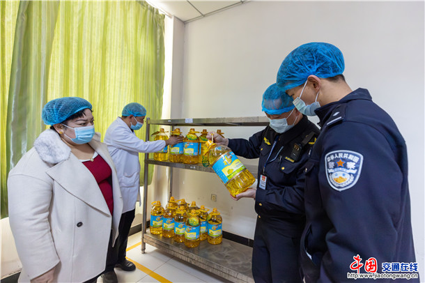 3月4日，新疆维吾尔自治区叶城县公安局联合市场监督管理局、卫健委、教育局、财政局等相关职能部门，深入辖区多所中小学、幼儿园食堂，开展食品安全专项排查整治及普法宣传活动。 (4)