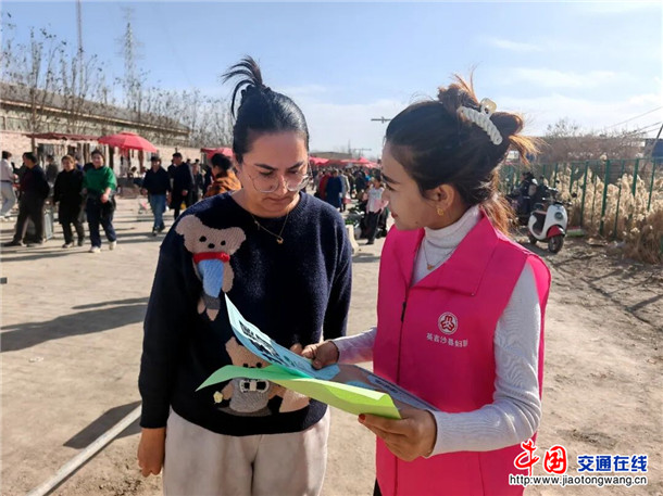 县妇联工作人员宣讲妇女权益。郑涛 摄