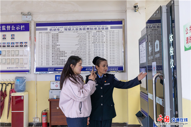 姑丽克孜·吐尔洪向群众讲解办理交管业务流程