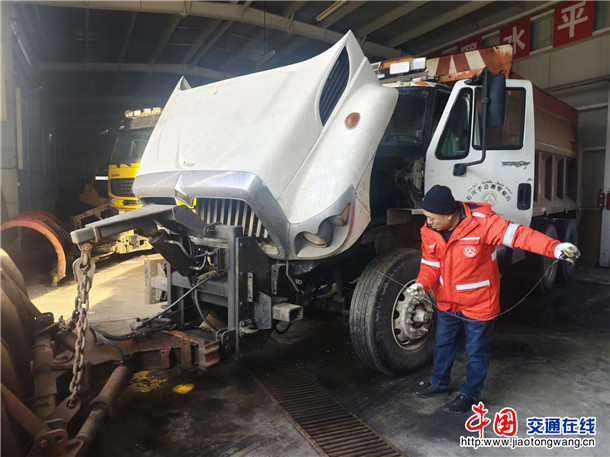 石河子公路事业发展中心驾驶员检查设备状态 (2)