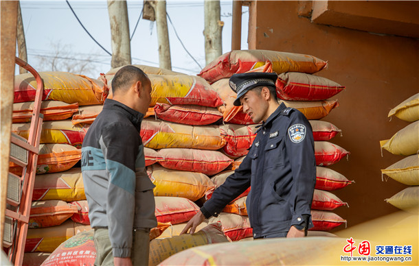 3月26日,叶城县公安局立足公安职能,靠前服务,深化“田间警务”,组织警力下沉一线,以流动的藏蓝身影全力护航春耕生产,以忠诚担当守护群众的“粮袋子”和“幸福田”,为乡村振兴注入坚实平安力量。 (2) 3月26日,叶城县公安局立足公安职能,靠前服务,深化“田间警务”,组织警力下沉一线,以流动的藏蓝身影全力护航春耕生产,以忠诚担当守护群众的“粮袋子”和“幸福田”,为乡村振兴注入坚实平安力量。 (2)