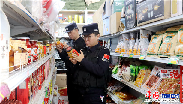 民警在商店检查商品 民警在商店检查商品