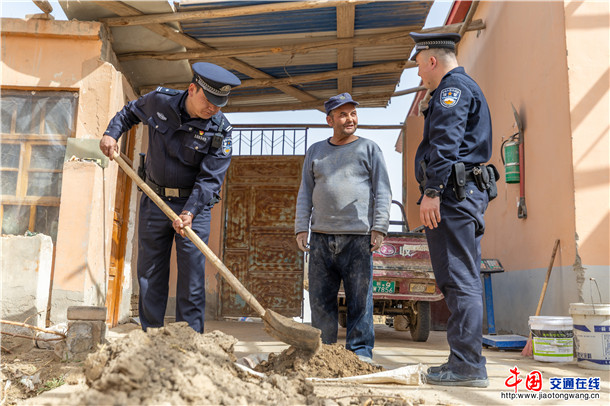 3月28日,新疆叶城县公安局金果镇派出所组织民辅警深入辖区居民家中,扎实开展入户走访工作。买买提艾则孜·吐拉买提 摄) (3) 3月28日,新疆叶城县公安局金果镇派出所组织民辅警深入辖区居民家中,扎实开展入户走访工作。买买提艾则孜·吐拉买提 摄) (3)