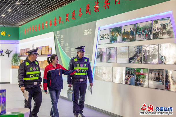 2月28日，新疆维吾尔自治区叶城县公安局组织民辅警深入辖区企业，开展节后复工复产“开工第一课”安全普法宣讲活动 (买买提艾则孜·吐拉买提    摄) (2)