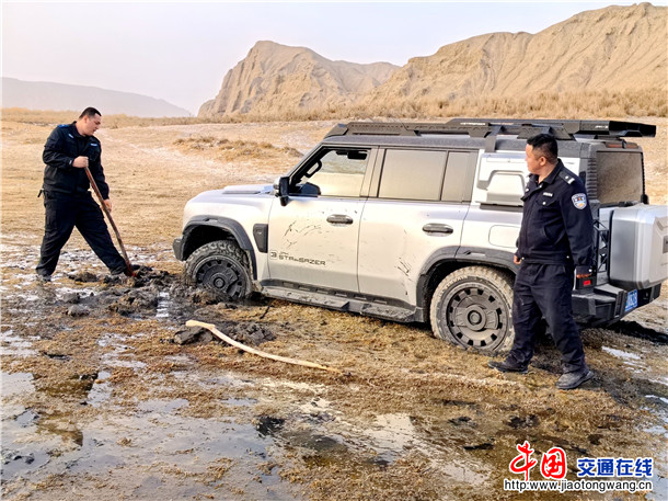 新疆叶城：车辆陷入泥坑！警民合力助脱困 (3)