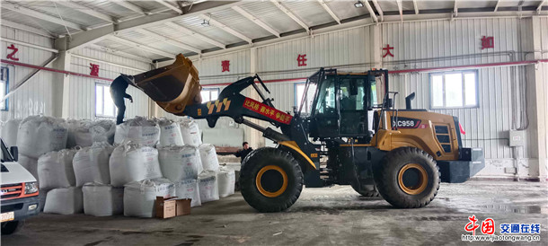 图为：独山子养护所春运期间物资储备  摄影：熊佳丽