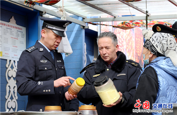 图五:3月11日,伊宁县公安局联合市监局开展综合执法 图五:3月11日,伊宁县公安局联合市监局开展综合执法