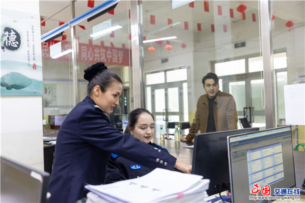 姑丽克孜·吐尔洪指导同事办理业务流程