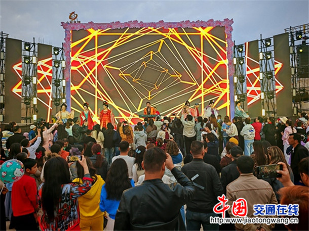 “花开英吉沙 杏福丝路行”国潮杏花电音派对现场。郑涛 摄