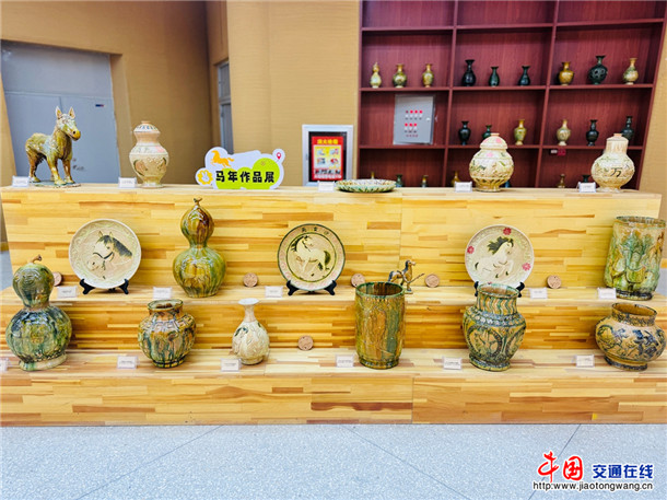 “骁腾万里”马年主题陶器展。娜扎凯提&nbsp;摄
