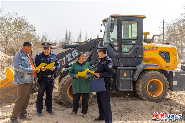 3月28日,新疆叶城县公安局金果镇派出所组织民辅警深入辖区居民家中,扎实开展入户走访工作。买买提艾则孜·吐拉买提 摄) (4) 3月28日,新疆叶城县公安局金果镇派出所组织民辅警深入辖区居民家中,扎实开展入户走访工作。买买提艾则孜·吐拉买提 摄) (4)