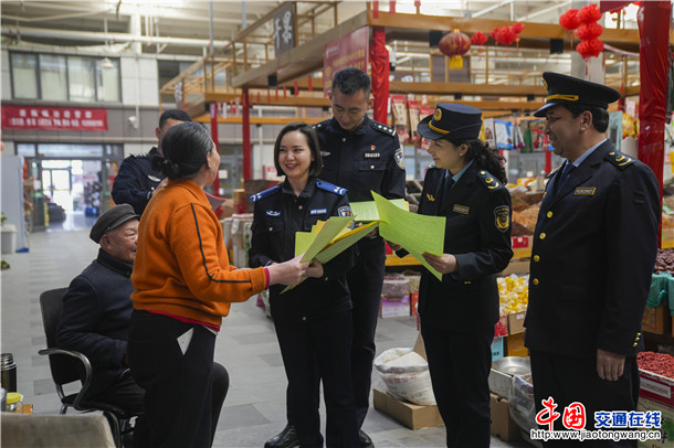 3月13日,轮台县公安局环食药侦大队民警辅警联合相关部门工作人员在农贸市场内向商户主普及消费维权常识 。努尔买买提· 阿不来提 摄 3月13日,轮台县公安局环食药侦大队民警辅警联合相关部门工作人员在农贸市场内向商户主普及消费维权常识 。努尔买买提· 阿不来提 摄