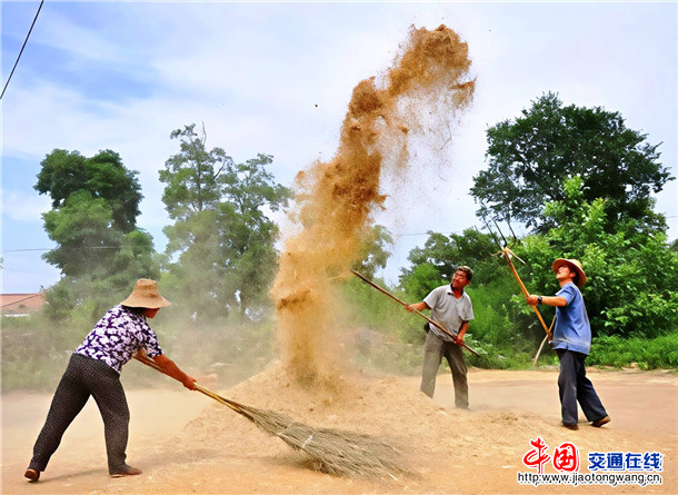 网络资料图 -小麦扬场