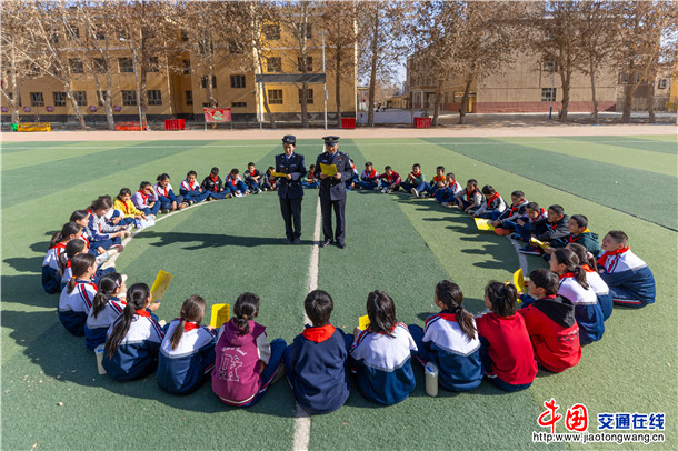 3月2日，新疆维吾尔自治区叶城县公安局组织民辅警深入辖区各中小学，开展“开学第一课”安全普法宣传活动，将法治知识与安全技能精准送达师生身边，以藏蓝力量为新学期平安开学筑牢屏障。 (7)