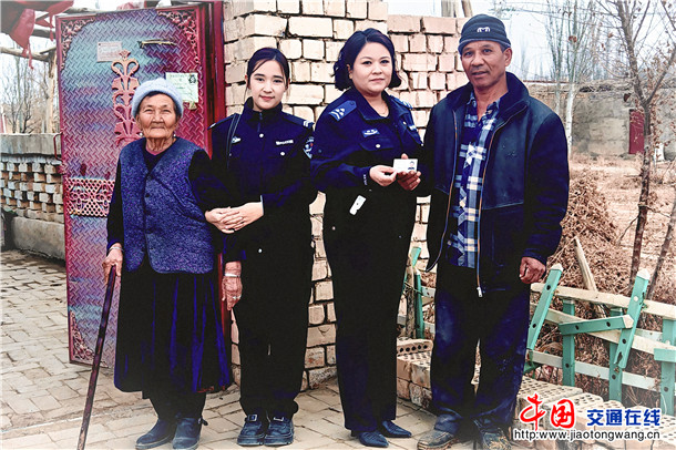 3月6日，轮台县公安局哈尔巴克乡派出所户籍辅警茹则古丽·艾迪与穆艾热姆·伊敏上门为辖区老人办证送证。张尧 摄